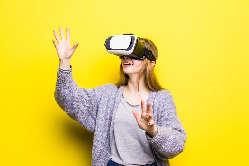 Virtuální realita a jak ji využíváme MY DVA - teenage-girl-with-virtual-reality-headset-scaled.jpg